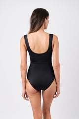UNE PIECE in Black