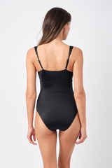 UNE PIECE in Black