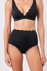 UNE PIECE in Black