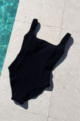UNE PIECE in Black