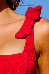UNE PIECE in Red