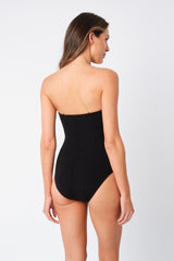 UNE PIECE in Black