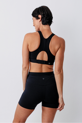 UNE PIECE in Black