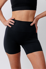 UNE PIECE in Black