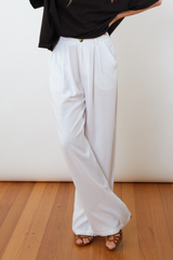 UNE PIECE in White