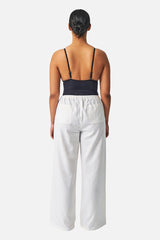 UNE PIECE in White