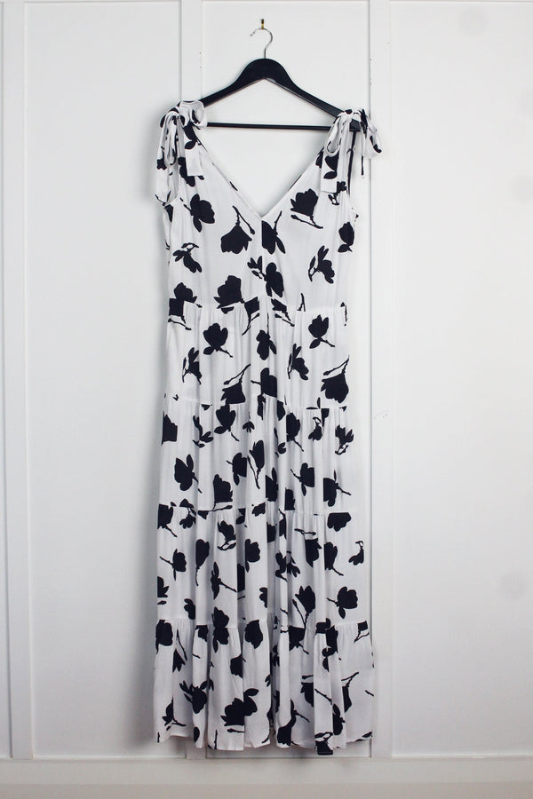 UNE PIECE-[Sample] Swing Maxi Dress MAGNOLIA SILHOUETTE WHITE