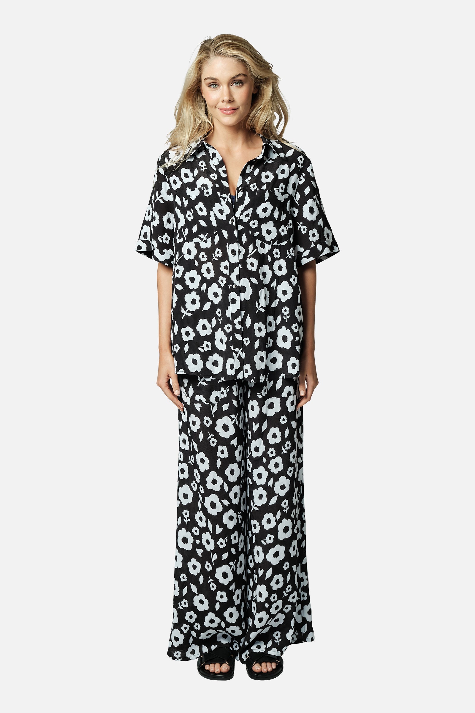 Short Sleeve Button-Up Shirt DAISY SILHOUETTE BLACK – UNE PIECE