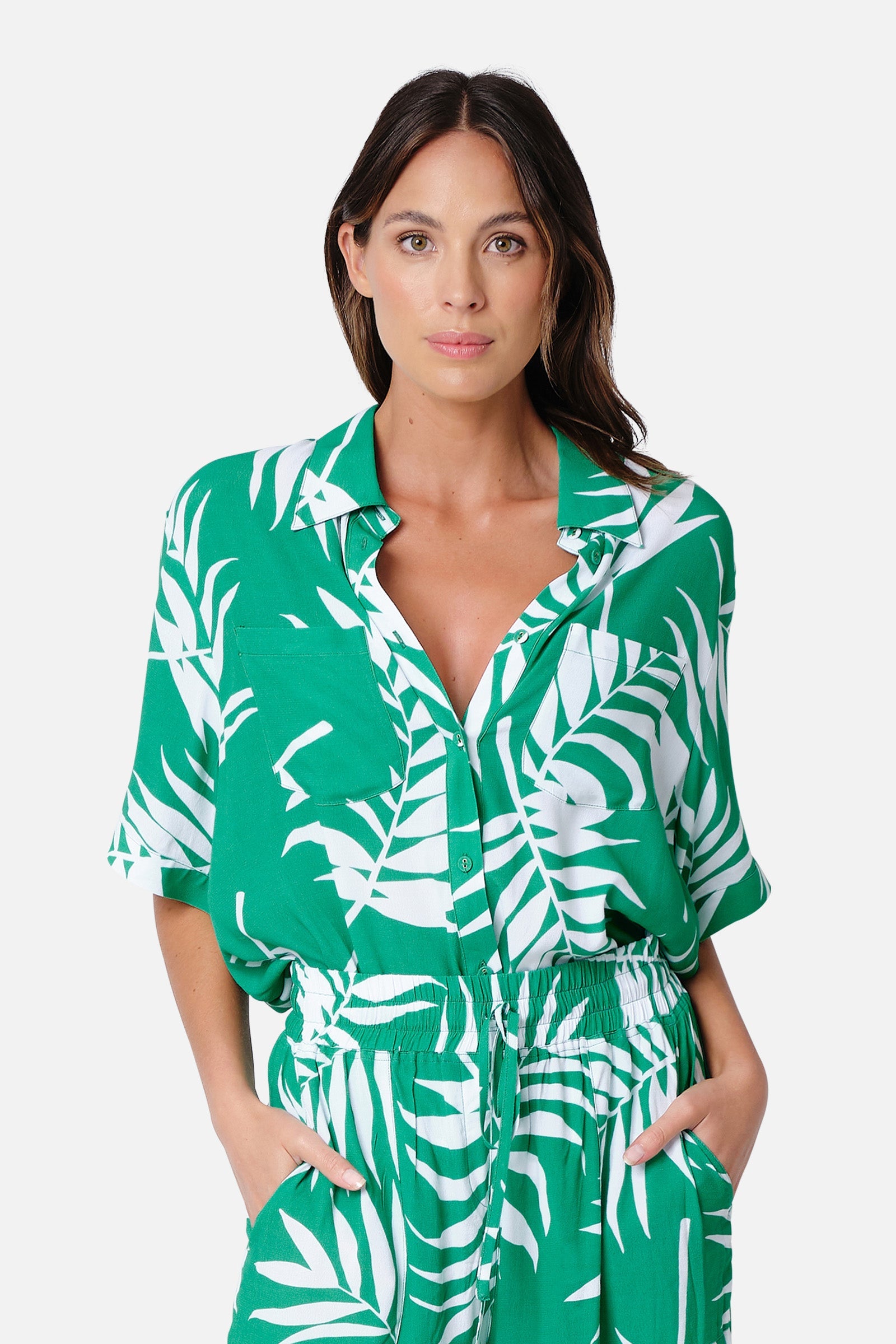 Short Sleeve Button-Up Shirt PALM SILHOUETTE GREEN – UNE PIECE